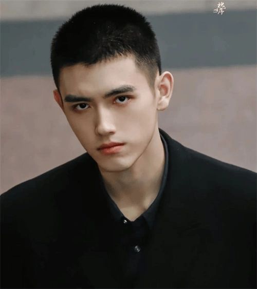 酷炫清爽寸头雕刻 打造时尚硬汉型男_发型_造型_男士