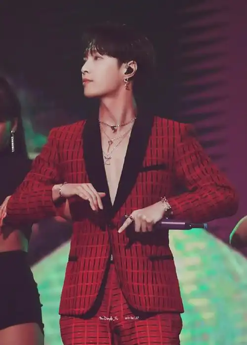 张艺兴酒红色西装