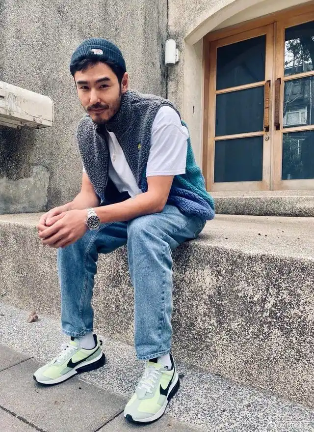 阮经天自曝近况 罕见络腮胡造型