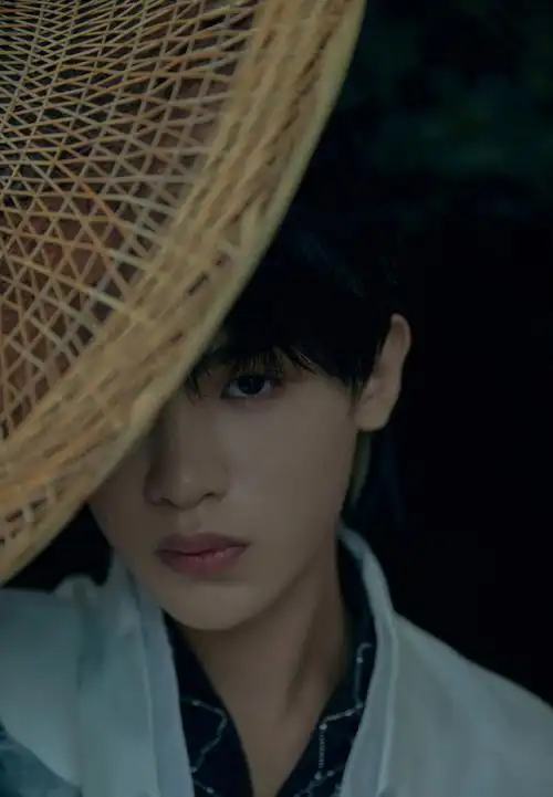 黄明昊最新古风造型帅气写真