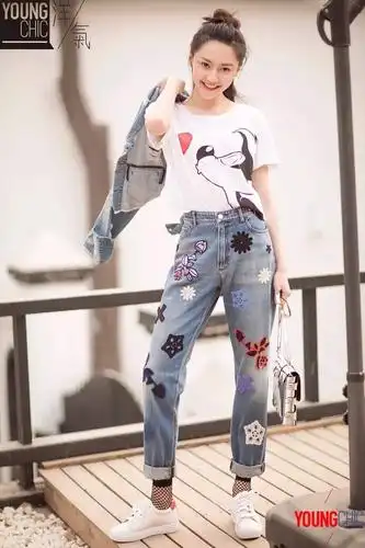 踏青的日子,黄梦莹以最简单的牛仔搭配t恤,营造出既轻松又时髦的早春