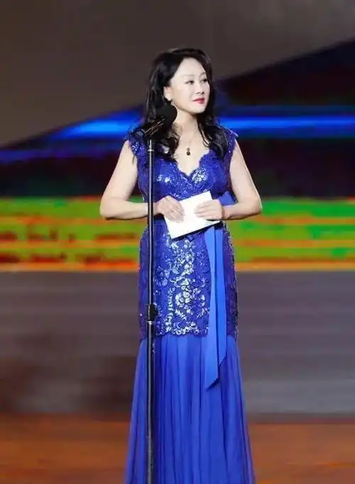 王姬蕾丝裙透视装秀完美身材57岁的她依然不服老