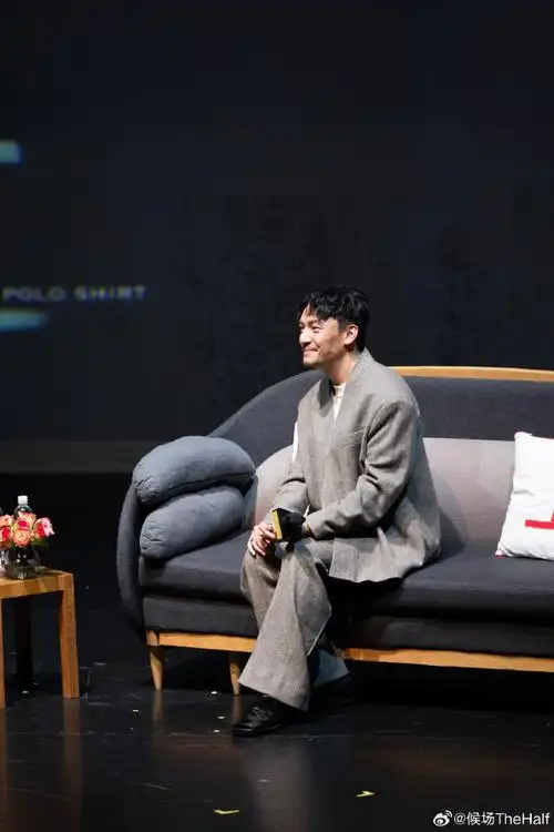 张震超话#候场探班#终于在发布会现场看到男神《江/云·之/间》是一部