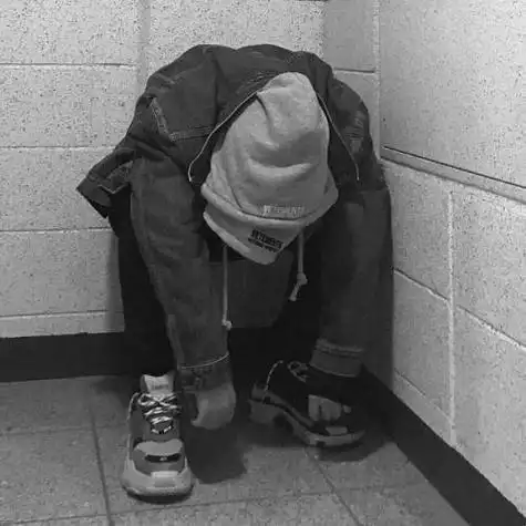 黑白男头日系,安静只是假装痊愈吧了-黑白头像