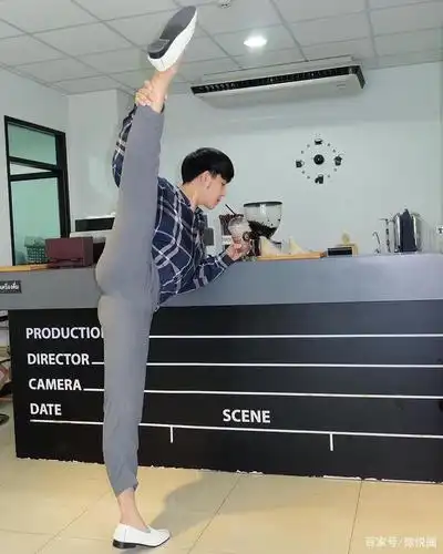 轻松立式一字马的帅气型男舞者,身体韧性杠杠的,身材也有点小壮