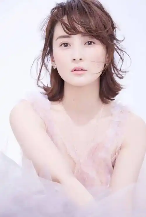 48岁蒋勤勤出街被偶遇 面容白皙紧致少女感满满_演技_魅力_表演