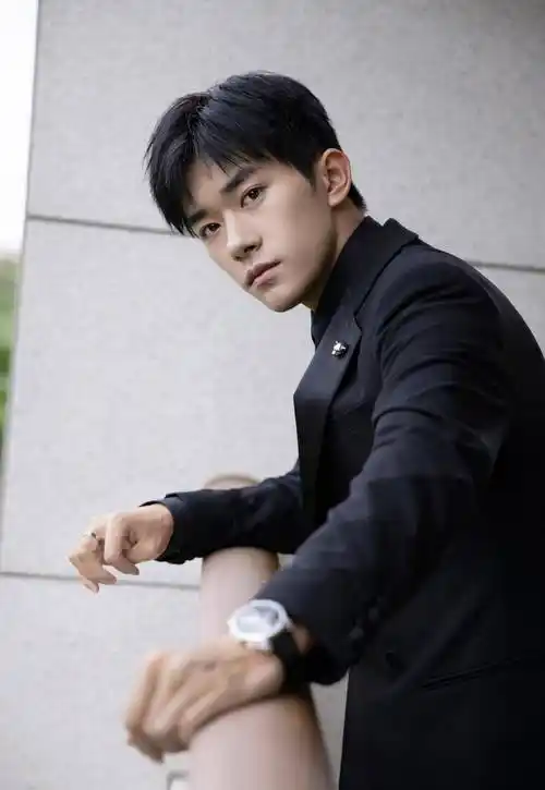 原创易烊千玺不愧能火穿黑色西装配金色身材针骨子里透着文雅