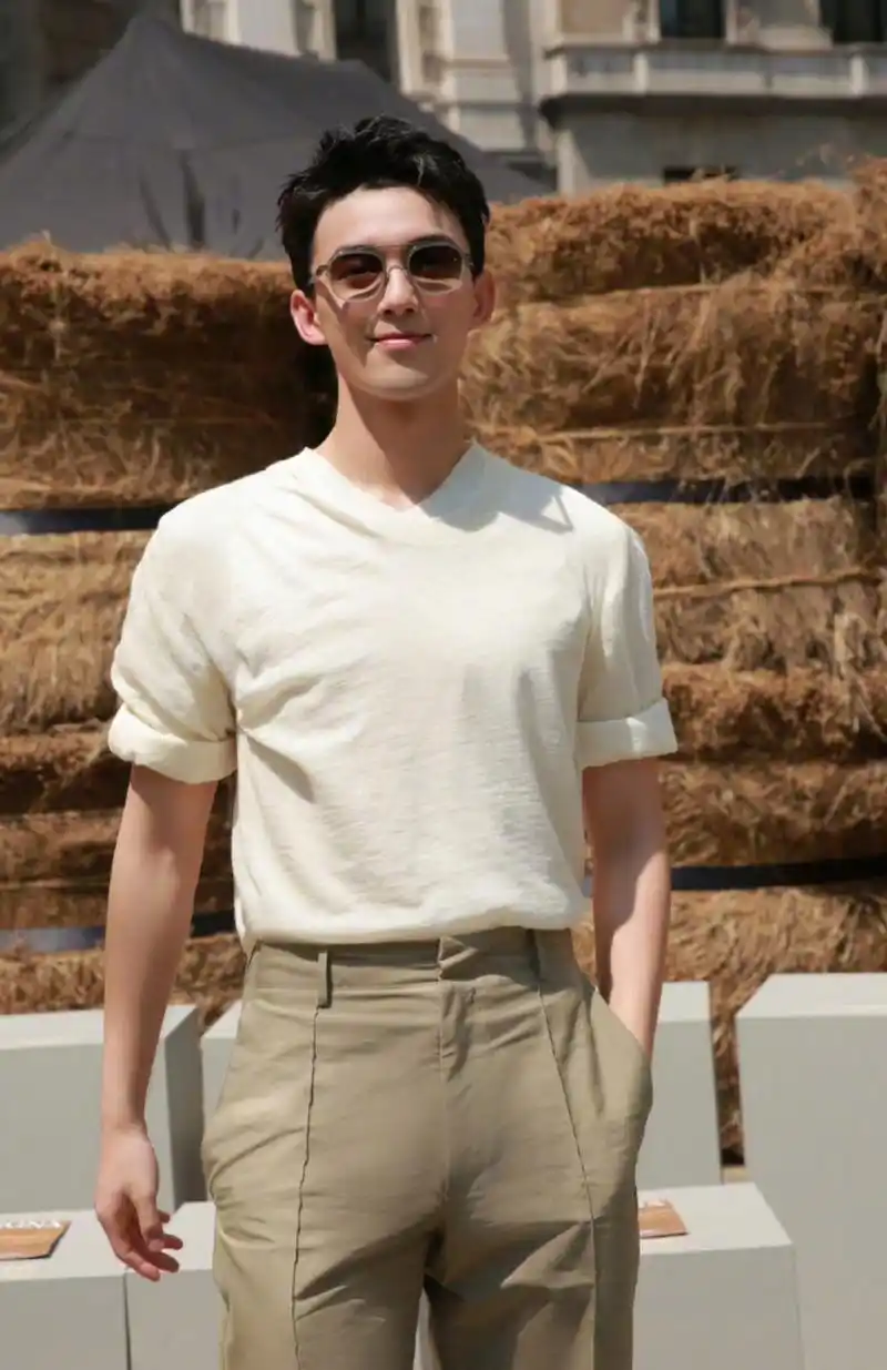 吴磊在活动内场的照片曝光,头发梳得油亮,有年轻霸总的既视感了,年纪