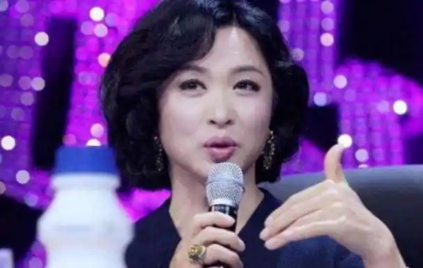 原创53岁金星身穿男装素面朝天看似重回男儿本色网友太洒脱汉斯男生