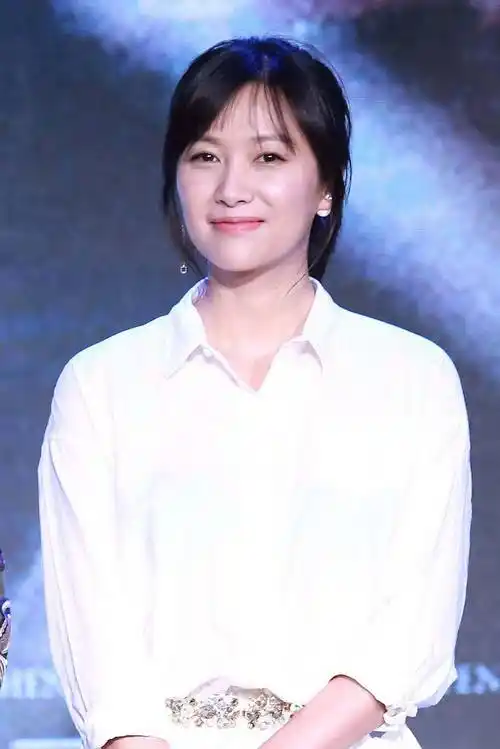 徐静蕾与男友情侣装炸裂甜度!街头亮相引网友狂呼