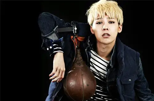 权志龙在台下看郑秀晶曾是一对确认过眼神的人