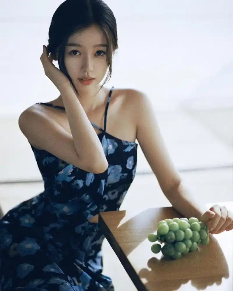 虞书欣最新照片! 她身着挂脖露背深色印花裙, 俏皮又偏成熟的风格.
