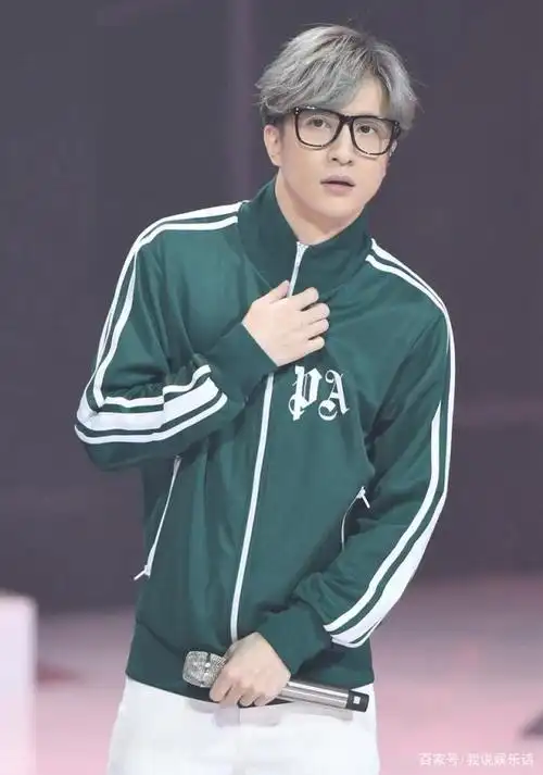 薛之谦,华语流行乐男歌手,拥有多重身份他,简单而又纯粹!