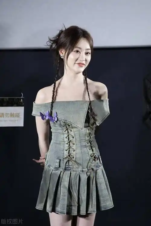 祝绪丹出席电视剧烈焰抖音追剧团活动一字肩短裙甜美俏皮