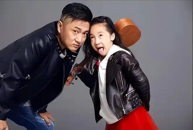 韩青:巩俐何冰的大学同学,演技好成著名演员,宠妻爱女低调做人