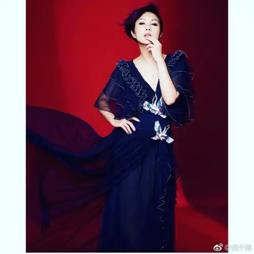 组图:杨千嬅晒最新高清写真 妩媚烟熏妆展性感女人味