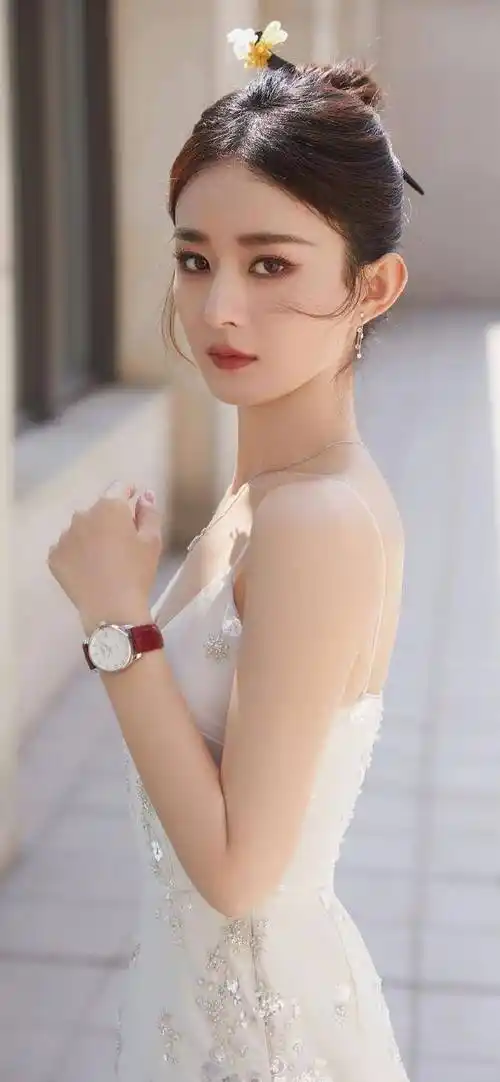 赵丽颖-深v黑白吊带裙造型写真,性感迷人宛如出水芙蓉