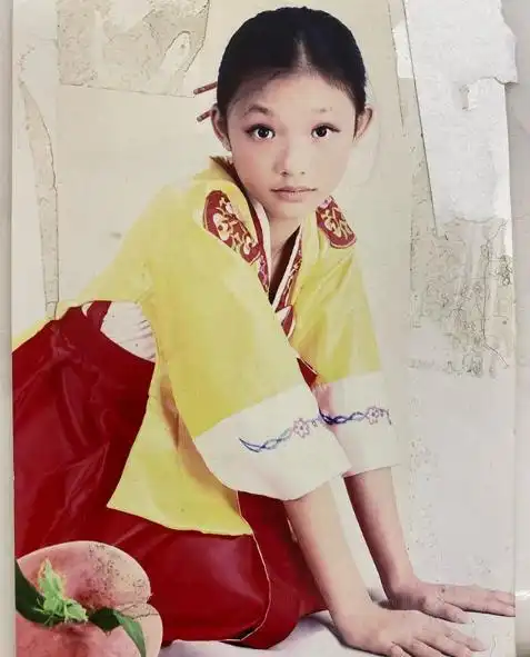 林允晒童年艺术照,贴假睫毛画眼影清纯可爱,从小就是美人胚子