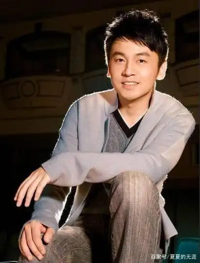 雷佳音说自己年轻时像鹿晗,网友:怎么可能?看到照片后震惊了