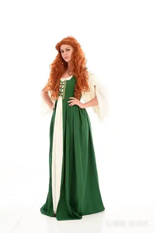 全长肖像红头发女孩穿着绿色中世纪长袍站姿孤立在白色工作室背景上