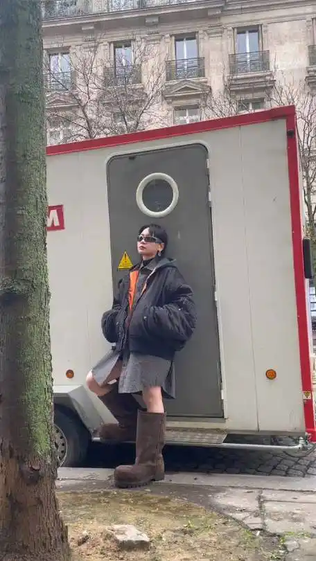 周笔畅露腿了##周笔畅巴黎时装周造型