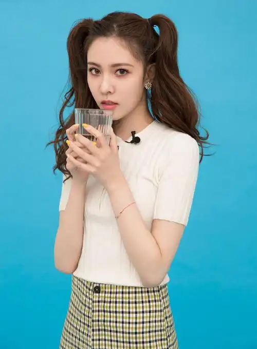 简介:宋妍霏双马尾俏皮写真图片,分享一组宋妍霏图片给大家,图中的