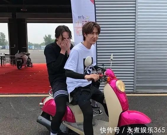 路人偶遇王一博骑摩托看清后座上的人后网友瞬间酸成柠檬精