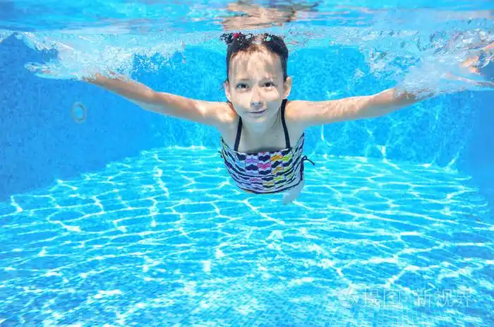 快乐积极的水下孩子在游泳池里游泳
