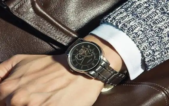 男生手表应该戴哪只手(男人手表应该戴在哪只手)