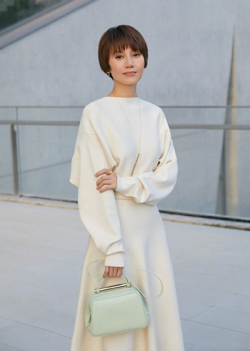 女神袁泉的早秋穿搭超减龄牛仔外套配棒球帽更时尚