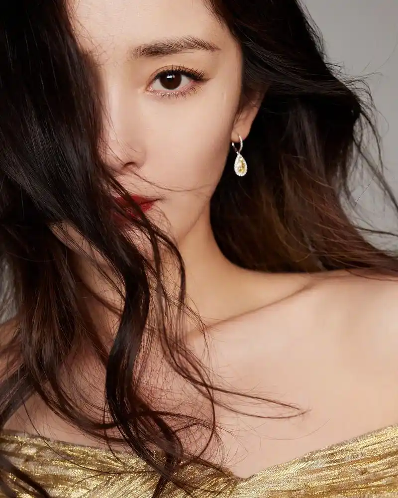 杨幂写真,一袭香槟金曳地披风裙,高贵优雅,明艳动人