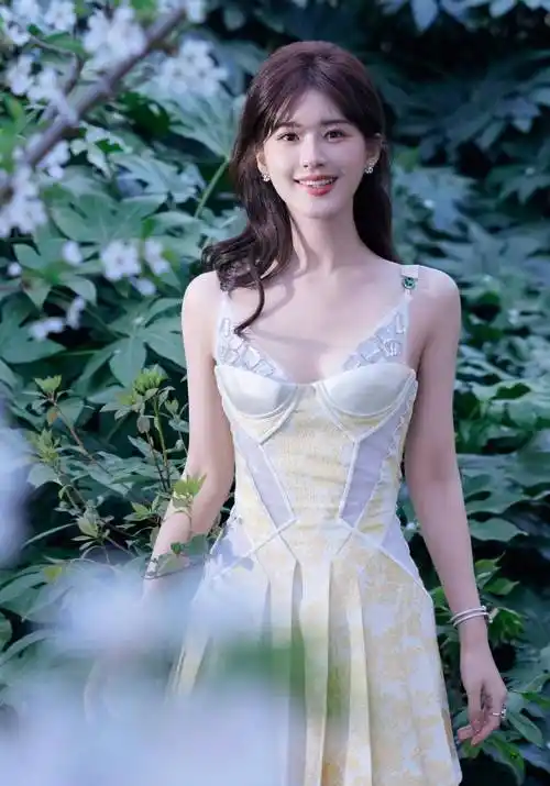 原创赵露思cue前段时间争议妆造用词很幽默澳门鬼迷日眼的照片