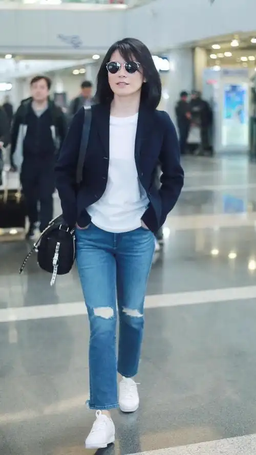 48岁俞飞鸿一个不想红的女明星,衣服品味太好意外火了,减龄时髦