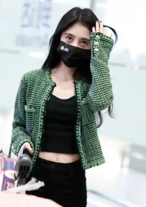 鞠婧祎穿炫腹装现身机场,看到生图下真实腰型,这是认真的吗