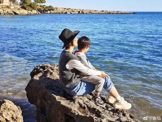 袁弘张歆艺带娃游西班牙