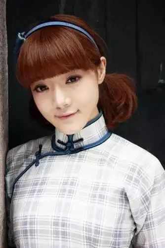 以一袭华丽的蕾丝大红旗袍出席亮相,性感的红唇加上复古的大波浪,使