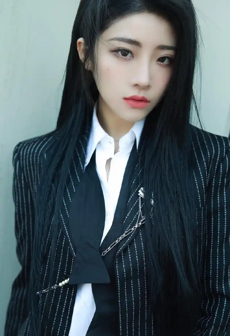 喻言酷美黑色系性感写真图片