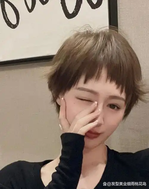 头"就是人们常说的"狗啃头",其实锯齿头是一款可以变得很时尚的发型