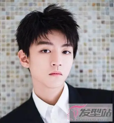 男生刘海打薄好看吗轻盈修颜晋升小脸潮男