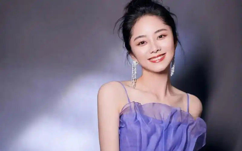 69  电脑壁纸 69  明星 69  谭松韵吊带裙性感迷人写真高清原图