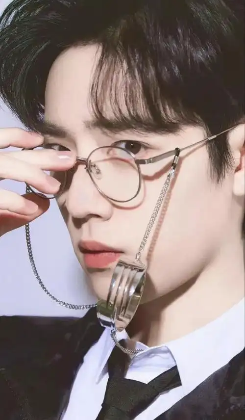 13肖战我喜欢你#谁能顶的住肖战带金丝眼镜,简直太帅了太撩人了!