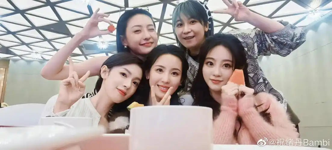 祝绪丹晒狐妖剧组合照～ 试问谁能不爱美女呢