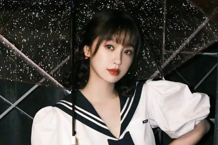 虞书欣教粉丝摆pose,是吃可爱长大的初礼酱吧