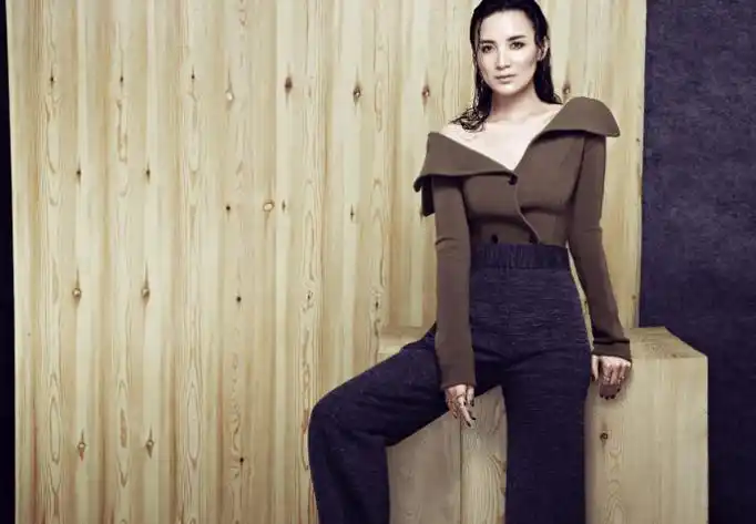 宋佳片场抽烟照曝光,双指夹烟眼神迷离,网友:"一看就是老手"_电影