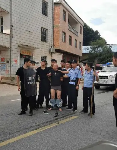 江西杀3人嫌疑犯落网为何警方在抓捕他后立即脱掉他的裤子