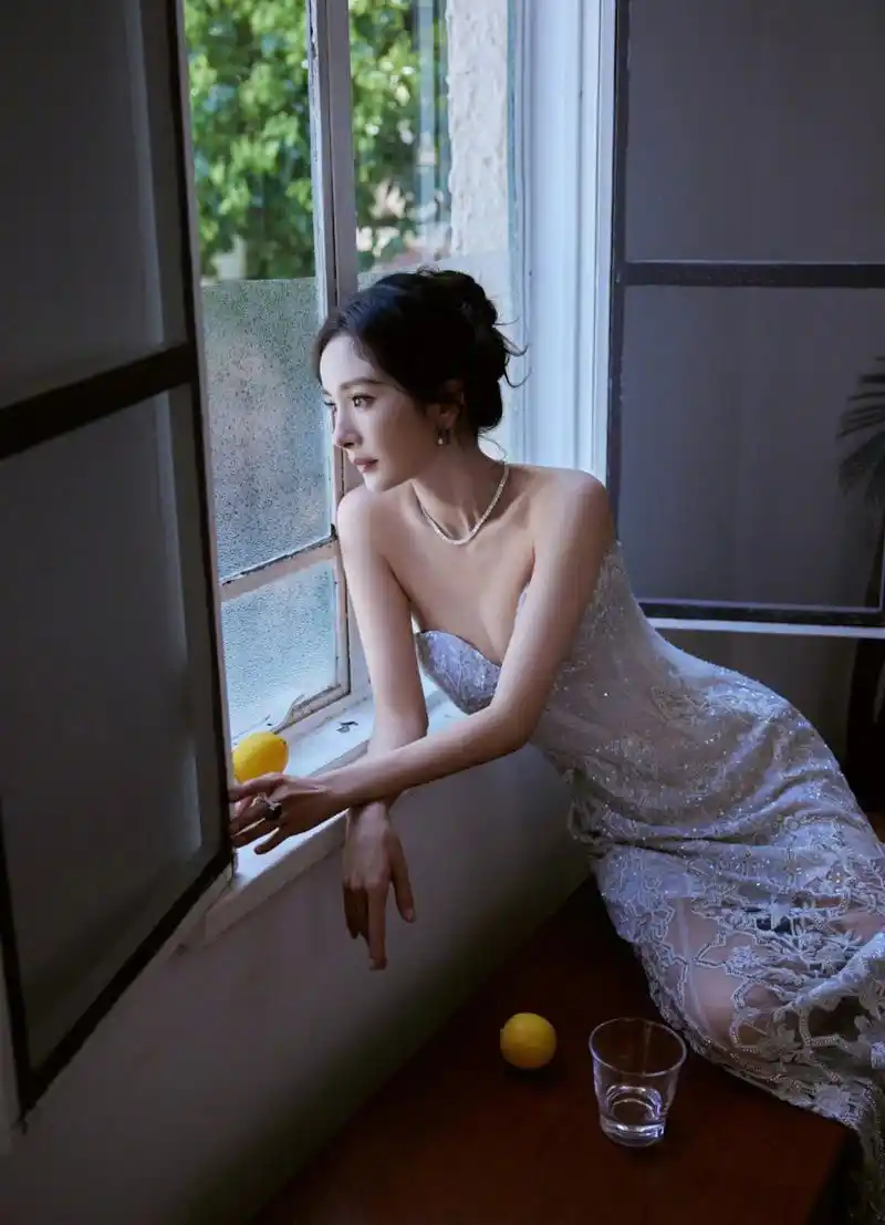 杨幂这组照片好美,高度还原美貌值,腰细腿长,明艳动人.