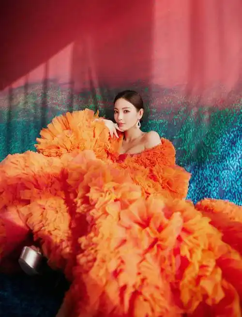 张雨绮穿烈焰橙红抹胸裙大秀曼妙身材