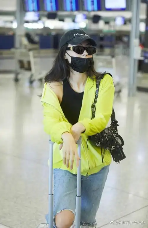 7月1日晚,中国影坛女神级人物张柏芝现身香港机场,飞往巴黎.