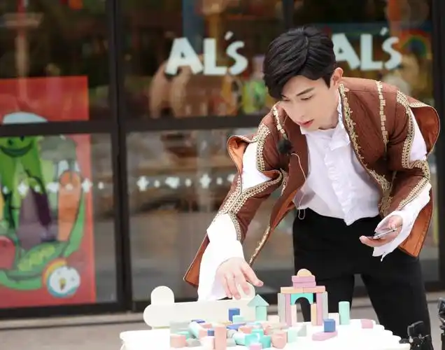 《极限挑战》邓伦王子造型 加盟"上戏三兄弟"高能互动欢乐不断