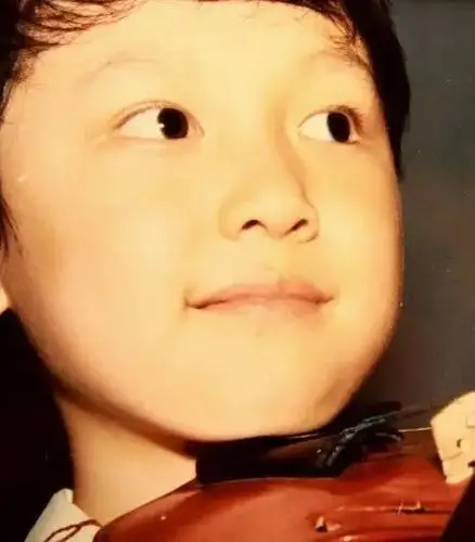 冯绍峰童年照片( via:sogou)2001年出演电视剧《其实不想走》的时候